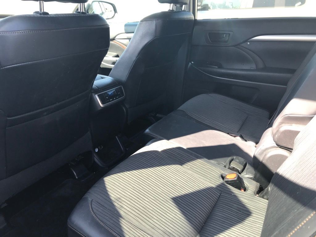 2016 Toyota Highlander LE 13