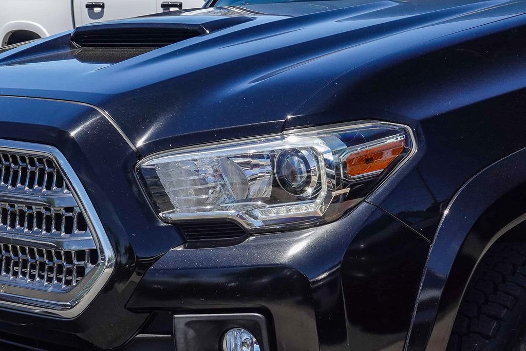 Thumbnail: 2017 Toyota Tacoma - 21