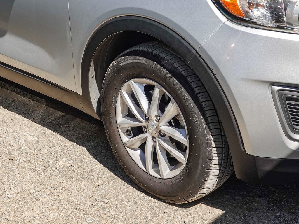Thumbnail: 2017 Kia Sorento - 4