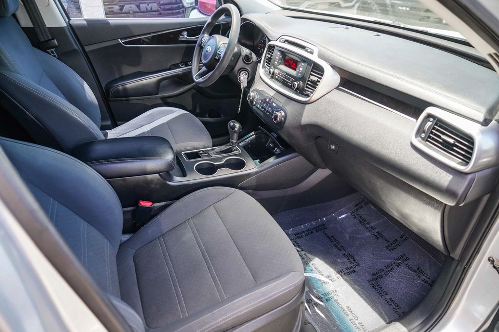 Thumbnail: 2017 Kia Sorento - 9