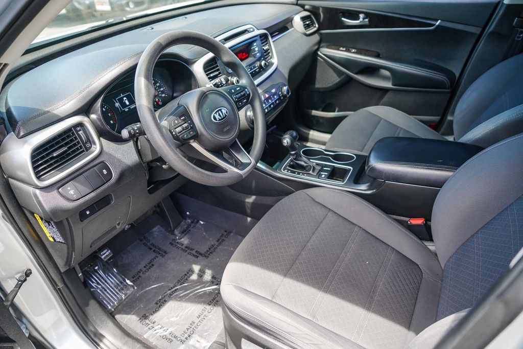 Thumbnail: 2017 Kia Sorento - 10