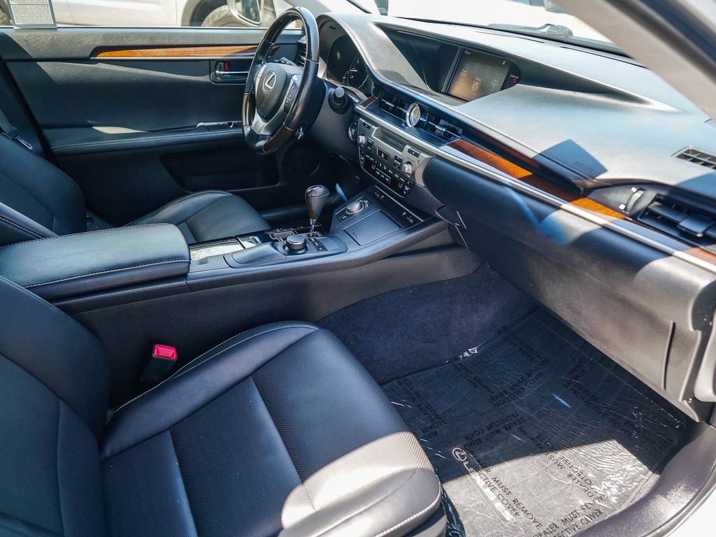 Thumbnail: 2015 Lexus ES - 9