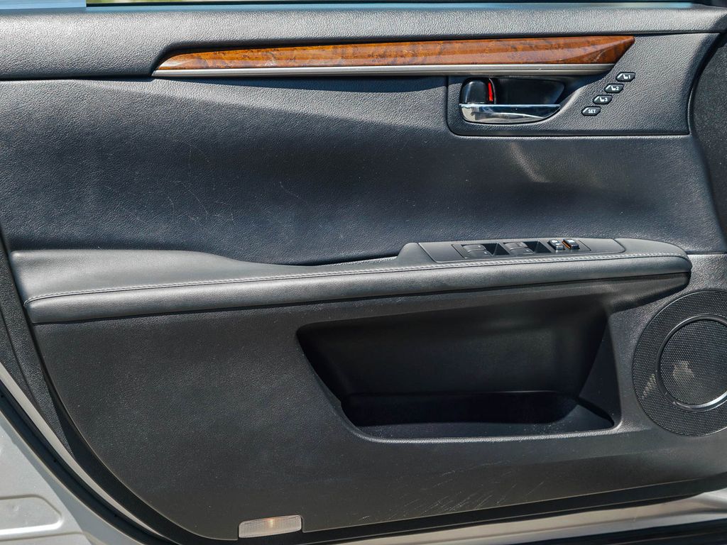 Thumbnail: 2015 Lexus ES - 23
