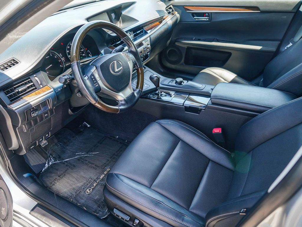 Thumbnail: 2015 Lexus ES - 10