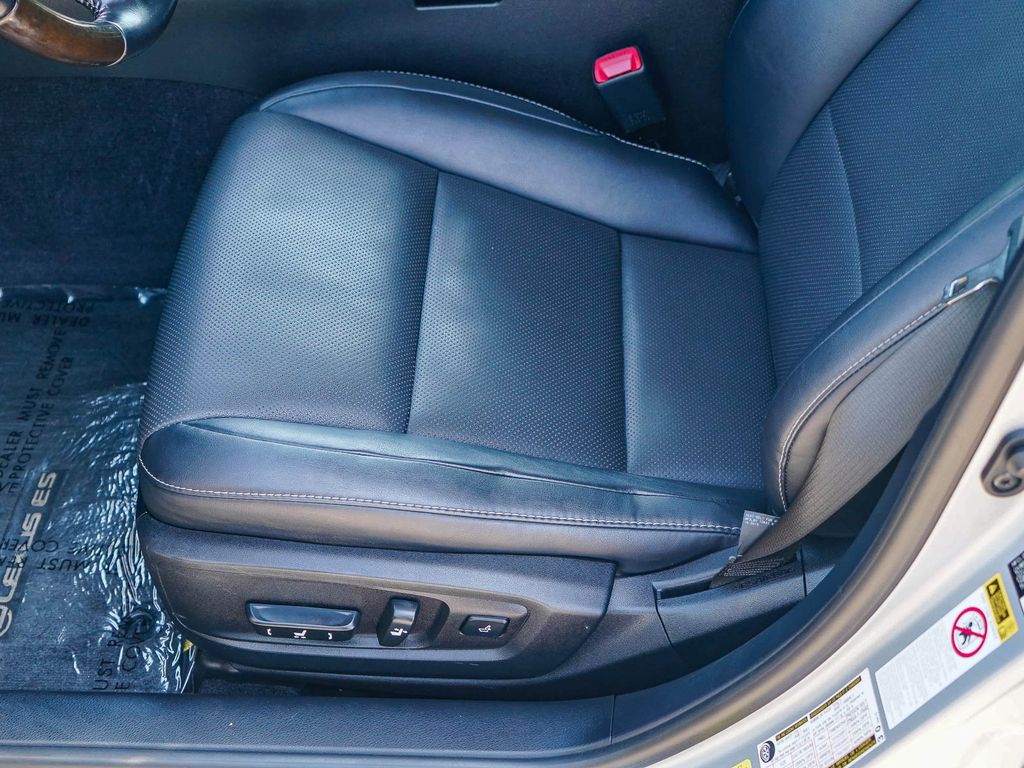Thumbnail: 2015 Lexus ES - 24