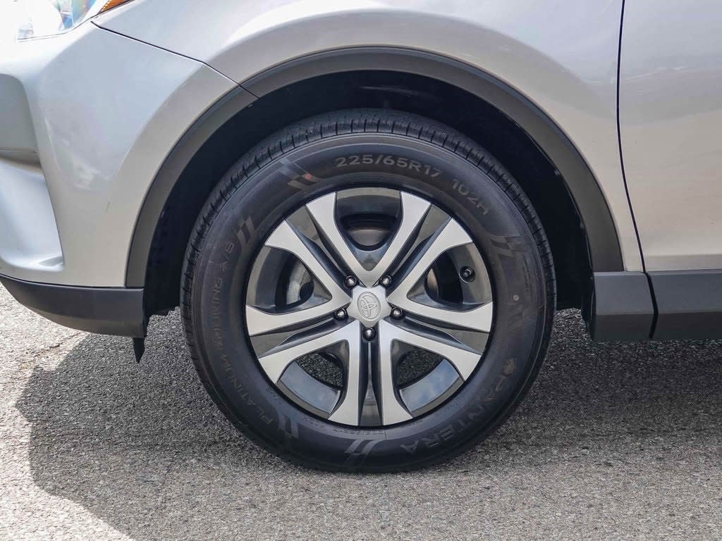 Thumbnail: 2018 Toyota RAV4 - 21