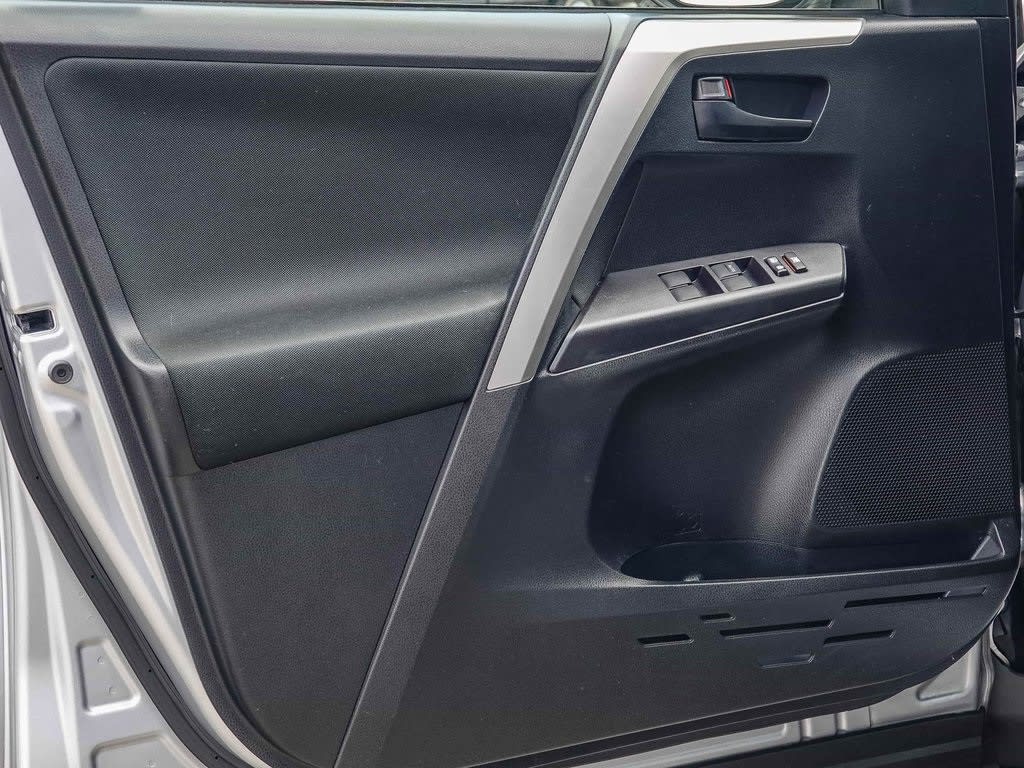 Thumbnail: 2018 Toyota RAV4 - 23