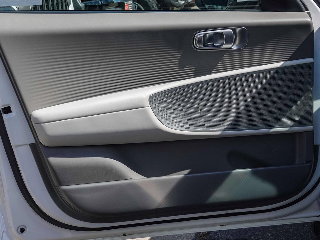 Thumbnail: 2023 Hyundai Ioniq 6 - 22