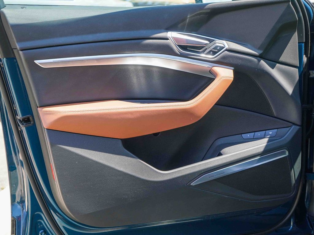 Thumbnail: 2023 Audi e-tron - 23
