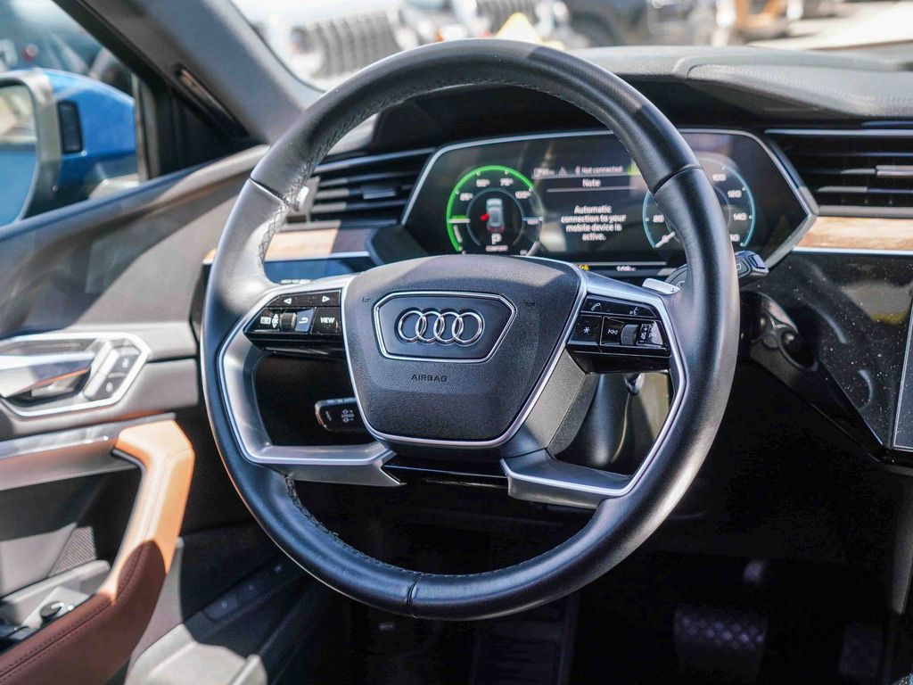 Thumbnail: 2023 Audi e-tron - 9