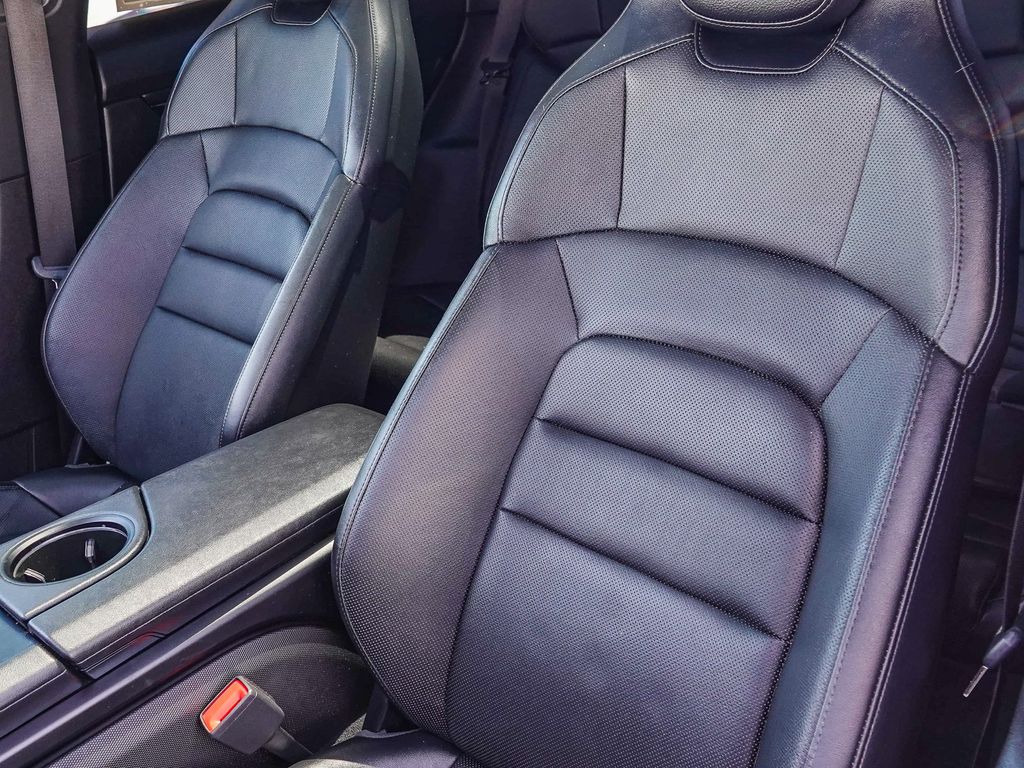 Thumbnail: 2020 Porsche Taycan - 33