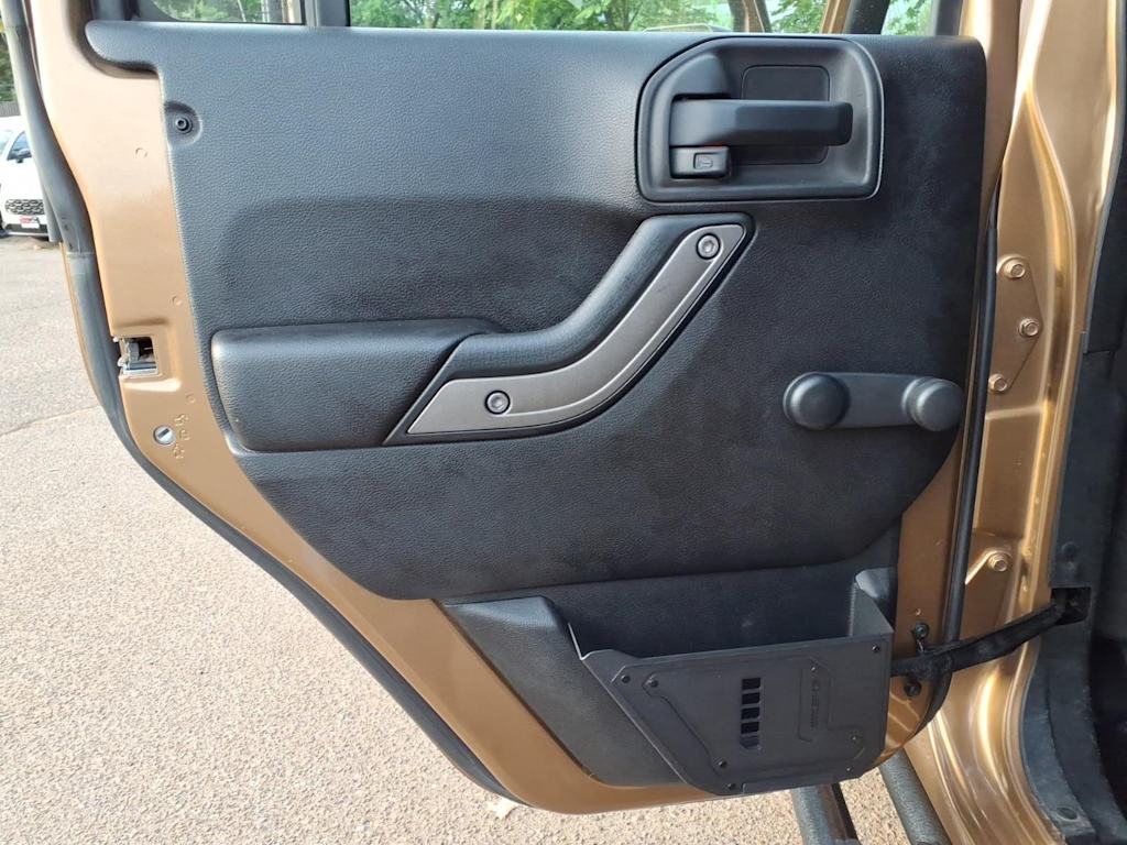 Thumbnail: 2015 Jeep Wrangler - 17