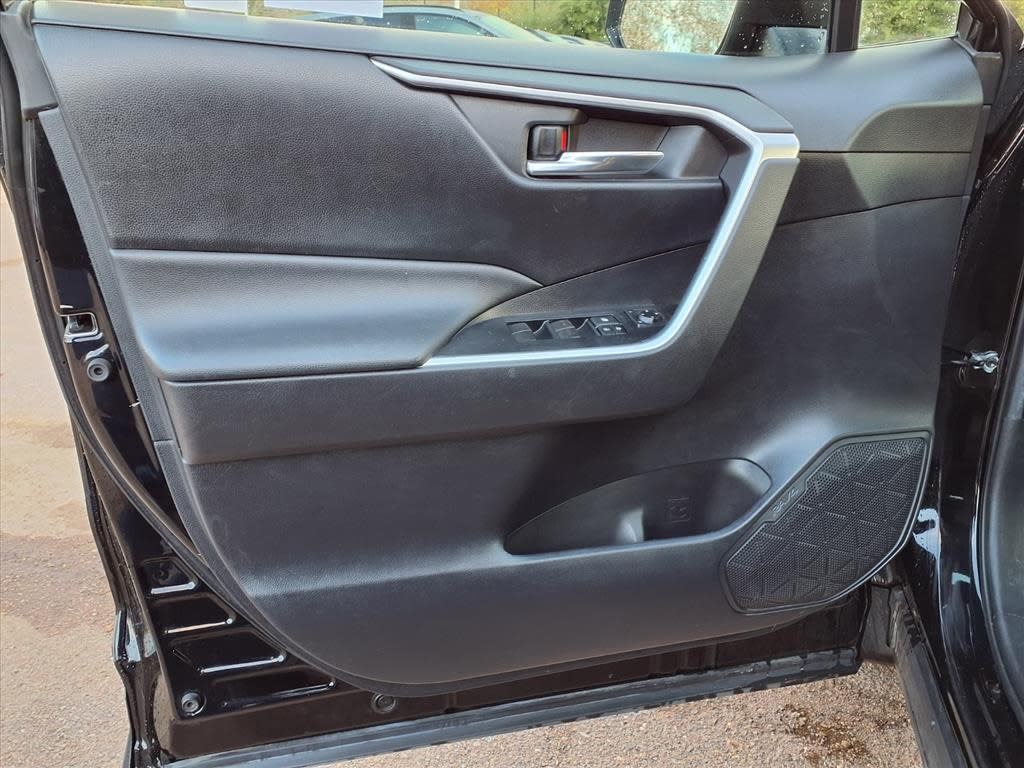 Thumbnail: 2020 Toyota RAV4 - 17