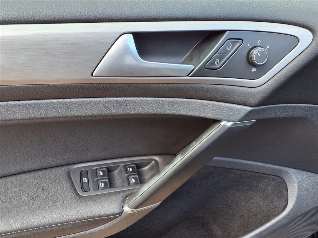 Thumbnail: 2015 Volkswagen Golf - 18