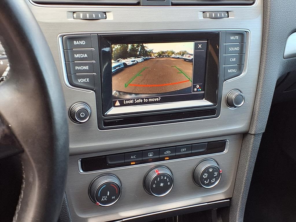 Thumbnail: 2015 Volkswagen Golf - 23