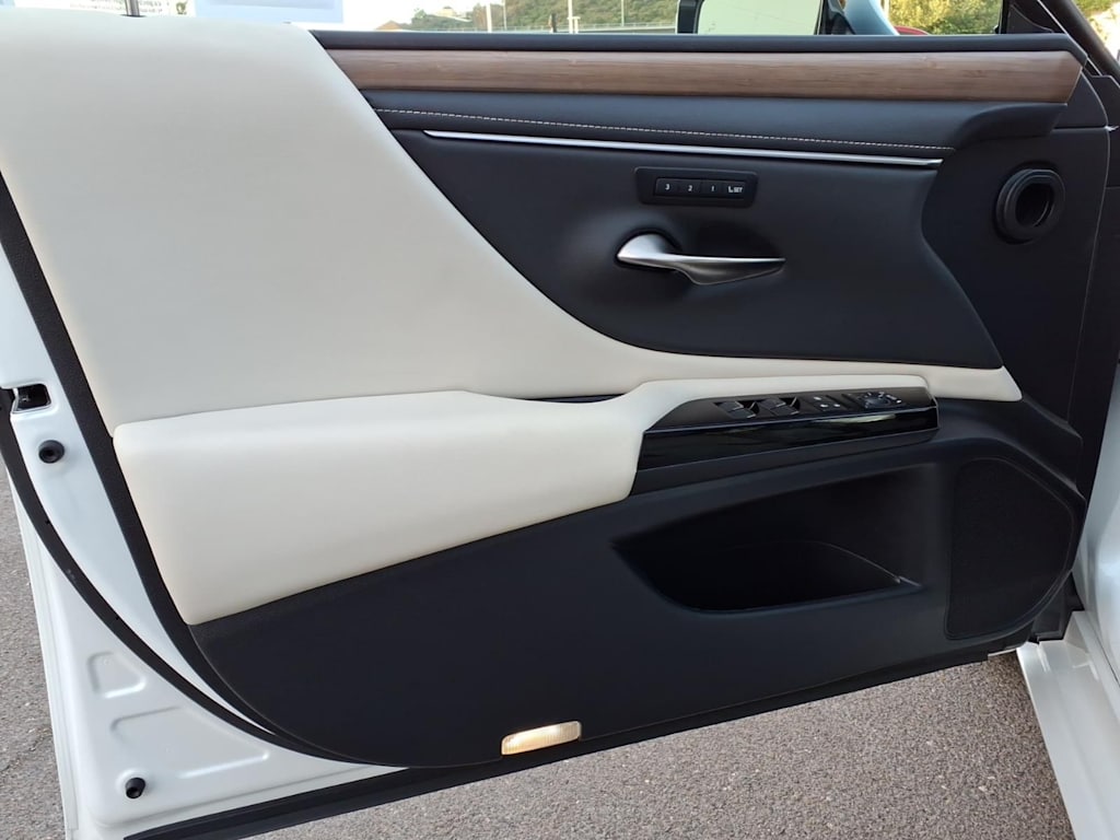 Thumbnail: 2024 Lexus ES - 17