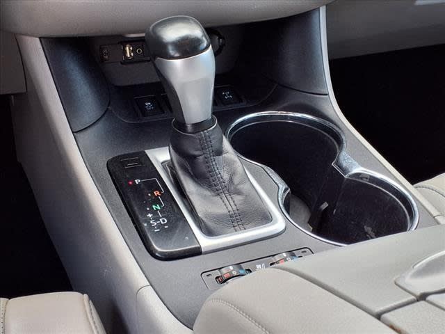 2016 Toyota Highlander Limited 10