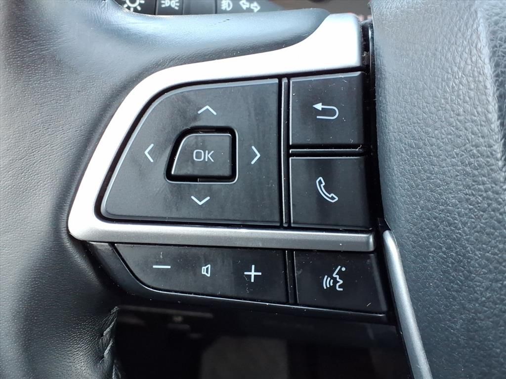 Thumbnail: 2023 Toyota Highlander - 21