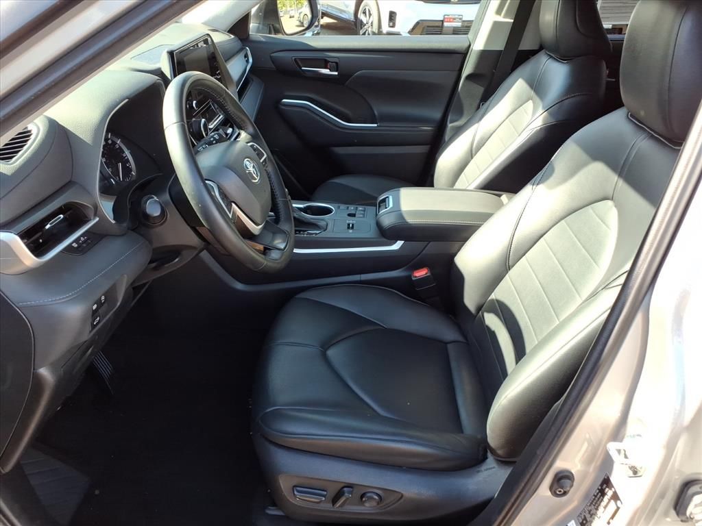 Thumbnail: 2023 Toyota Highlander - 7