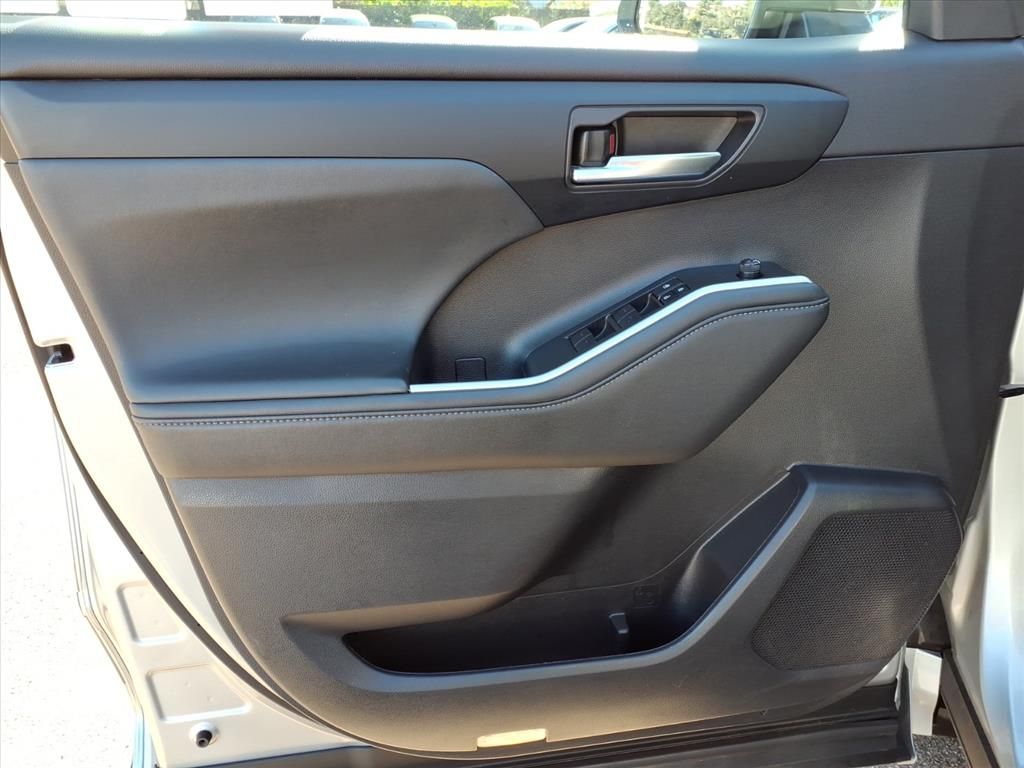 Thumbnail: 2023 Toyota Highlander - 18