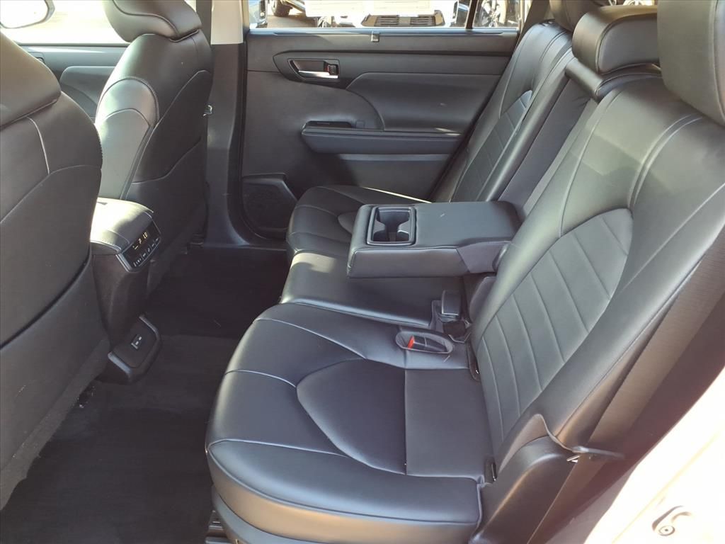 Thumbnail: 2023 Toyota Highlander - 8