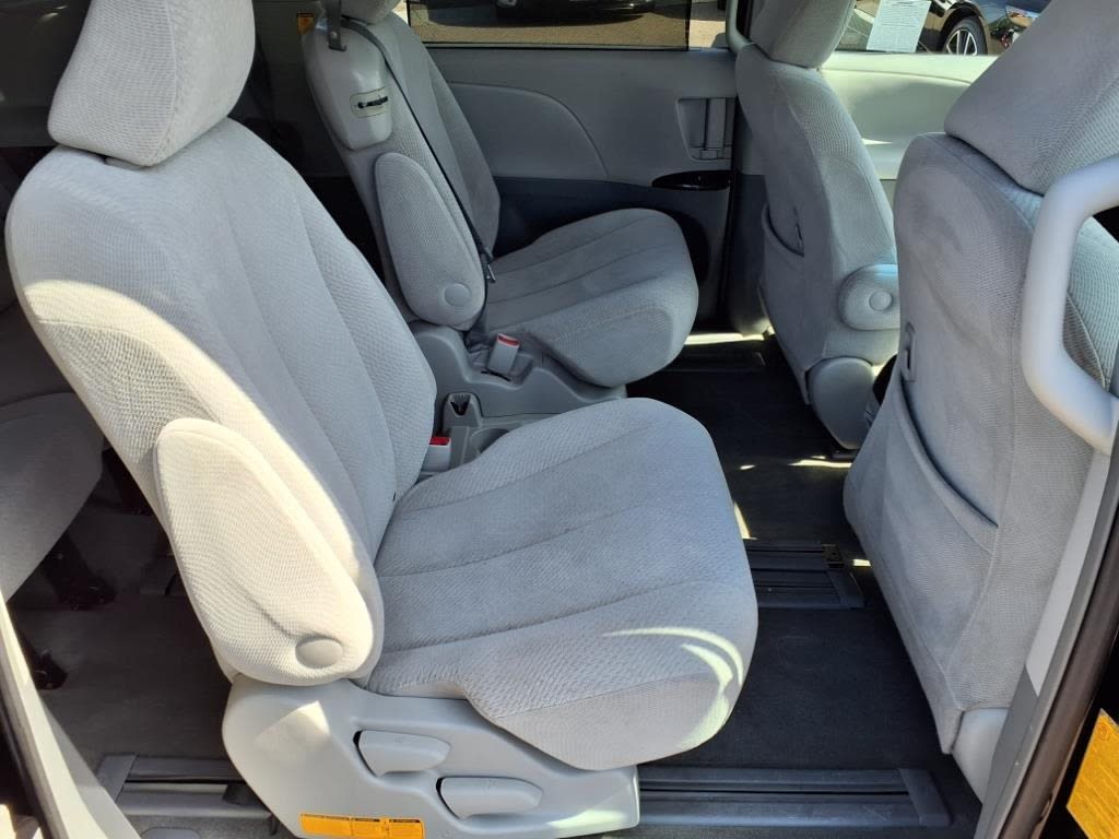 2012 Toyota Sienna LE 18