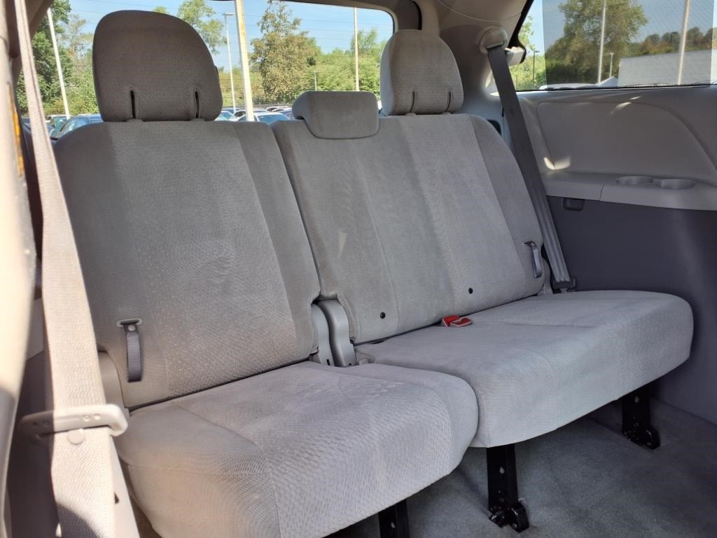 2012 Toyota Sienna LE 19
