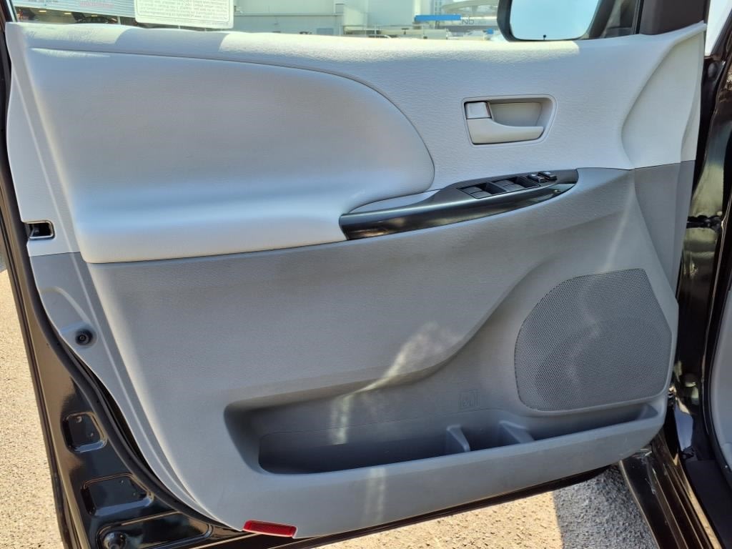2012 Toyota Sienna LE 20