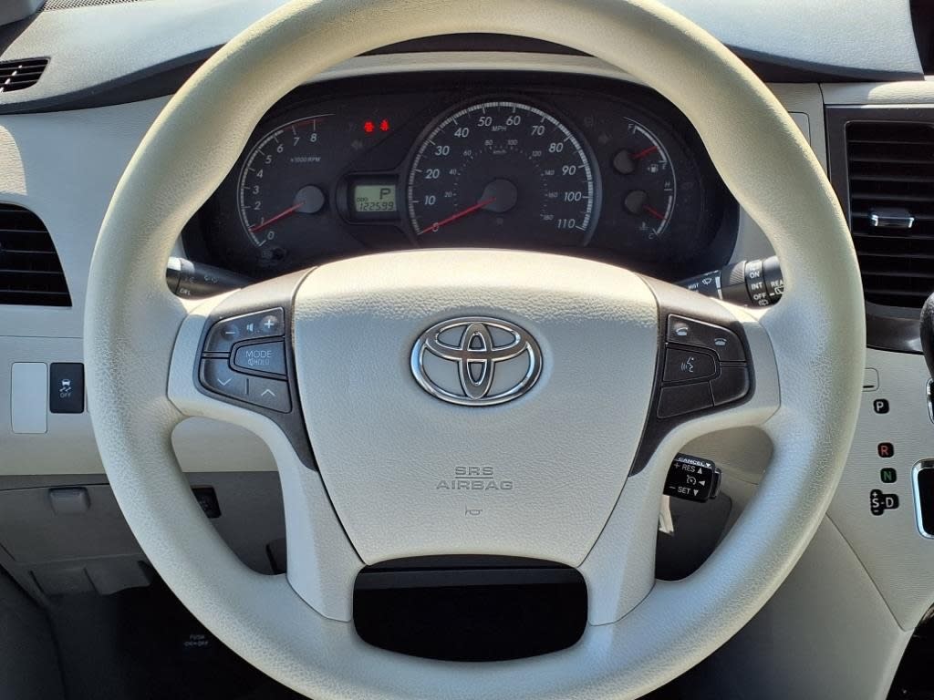 2012 Toyota Sienna LE 8