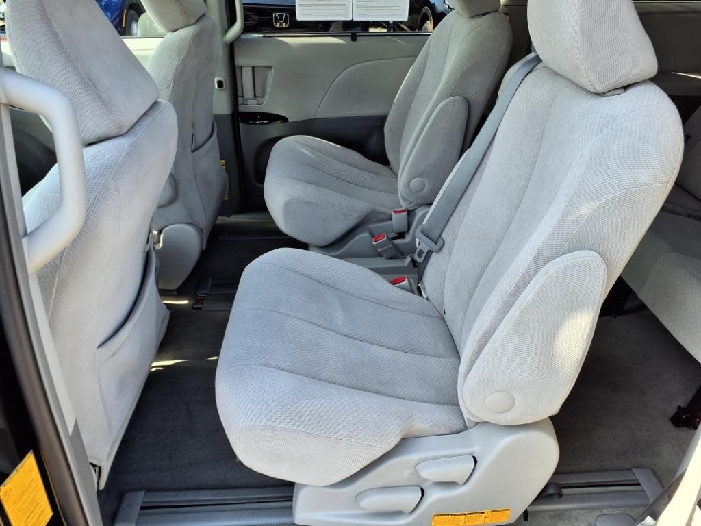 2012 Toyota Sienna LE 10