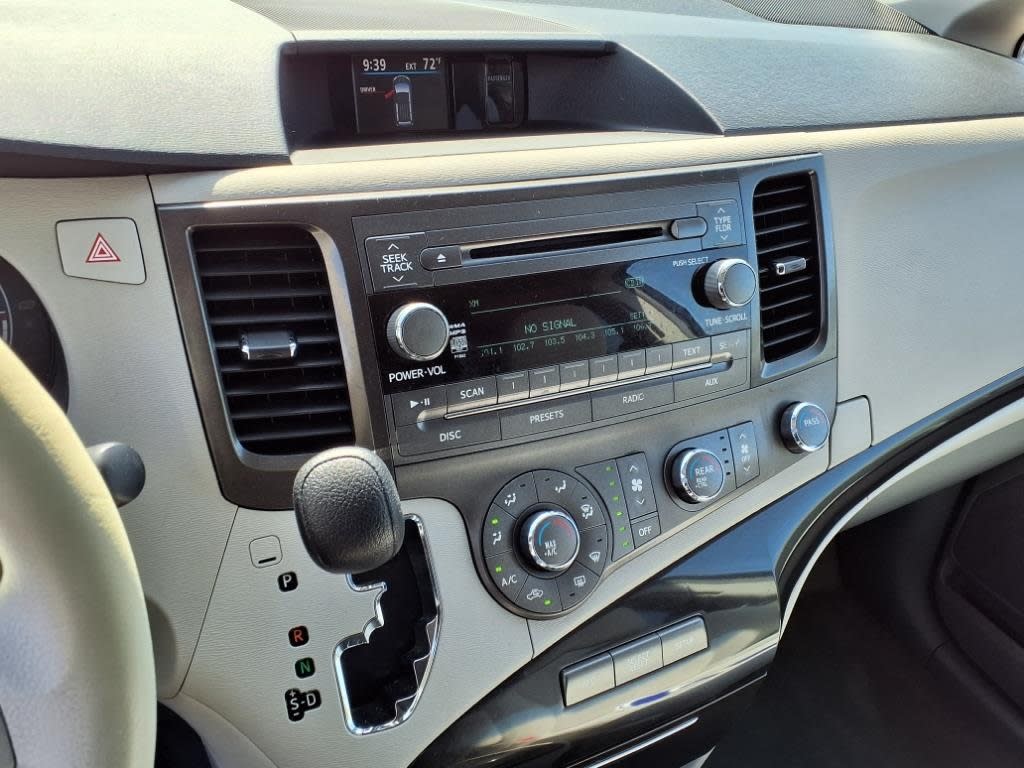 2012 Toyota Sienna LE 11