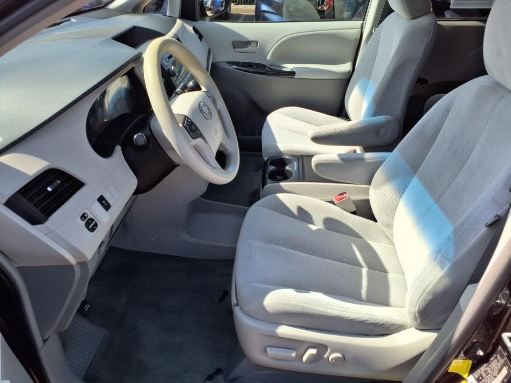 2012 Toyota Sienna LE 9