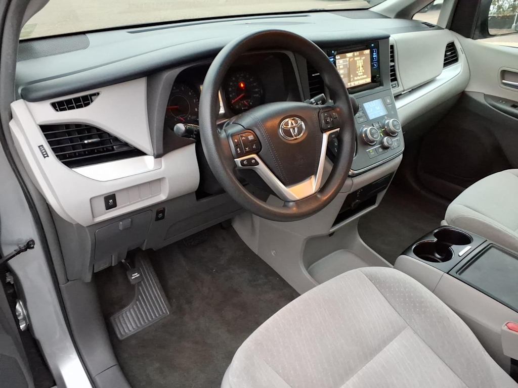 Thumbnail: 2017 Toyota Sienna - 7
