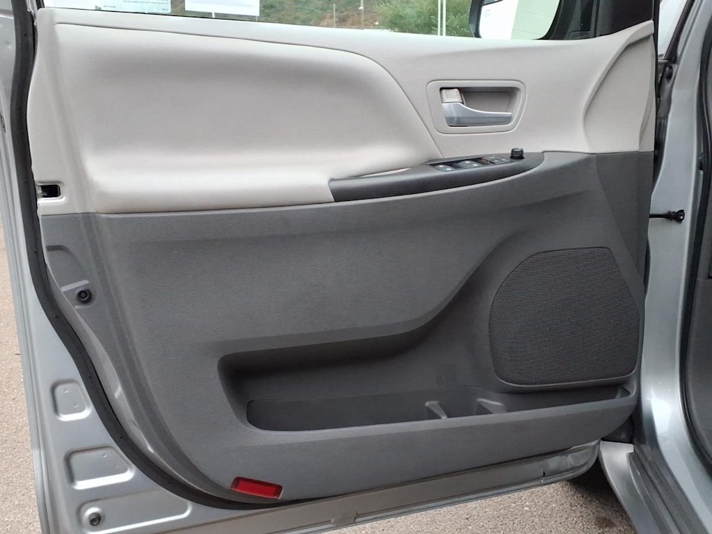 Thumbnail: 2017 Toyota Sienna - 18