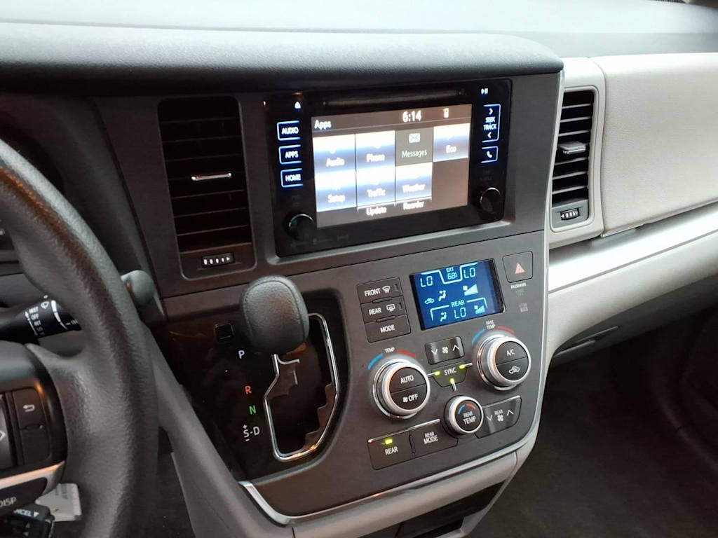 Thumbnail: 2017 Toyota Sienna - 10