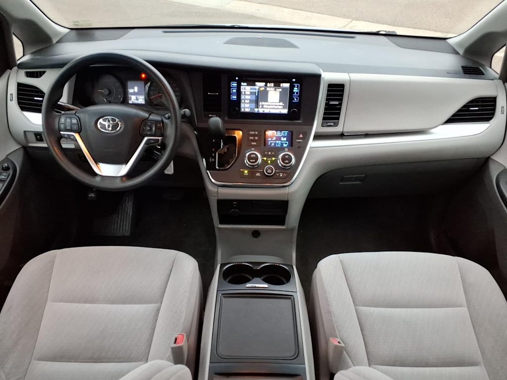 Thumbnail: 2017 Toyota Sienna - 2