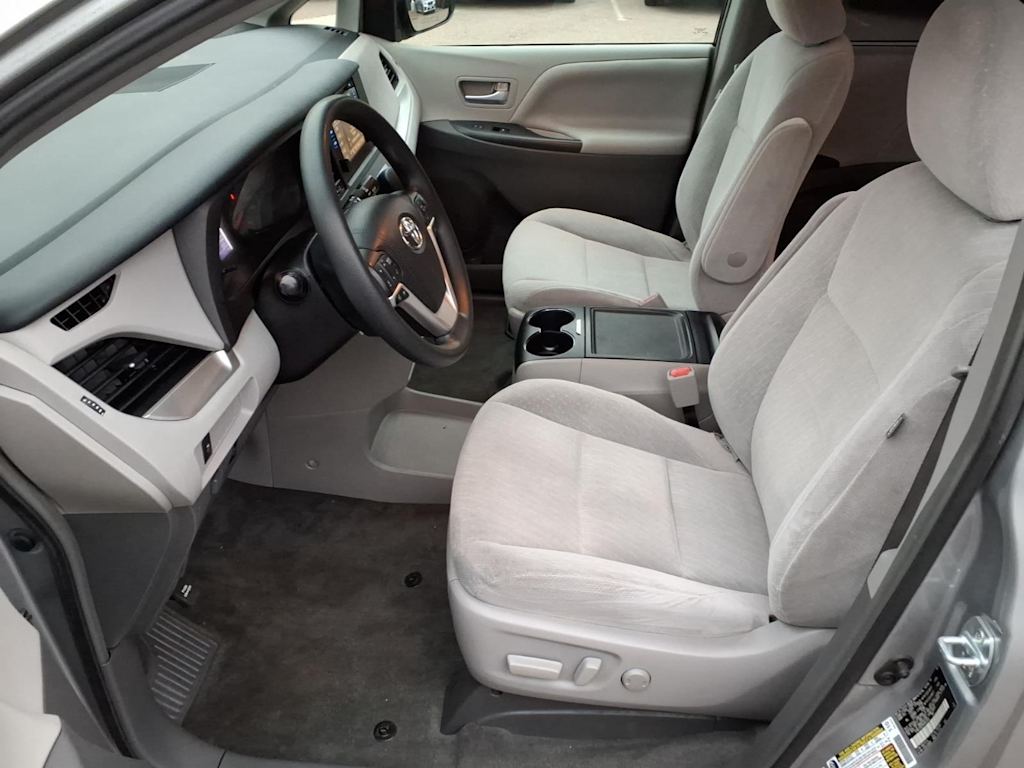 Thumbnail: 2017 Toyota Sienna - 8