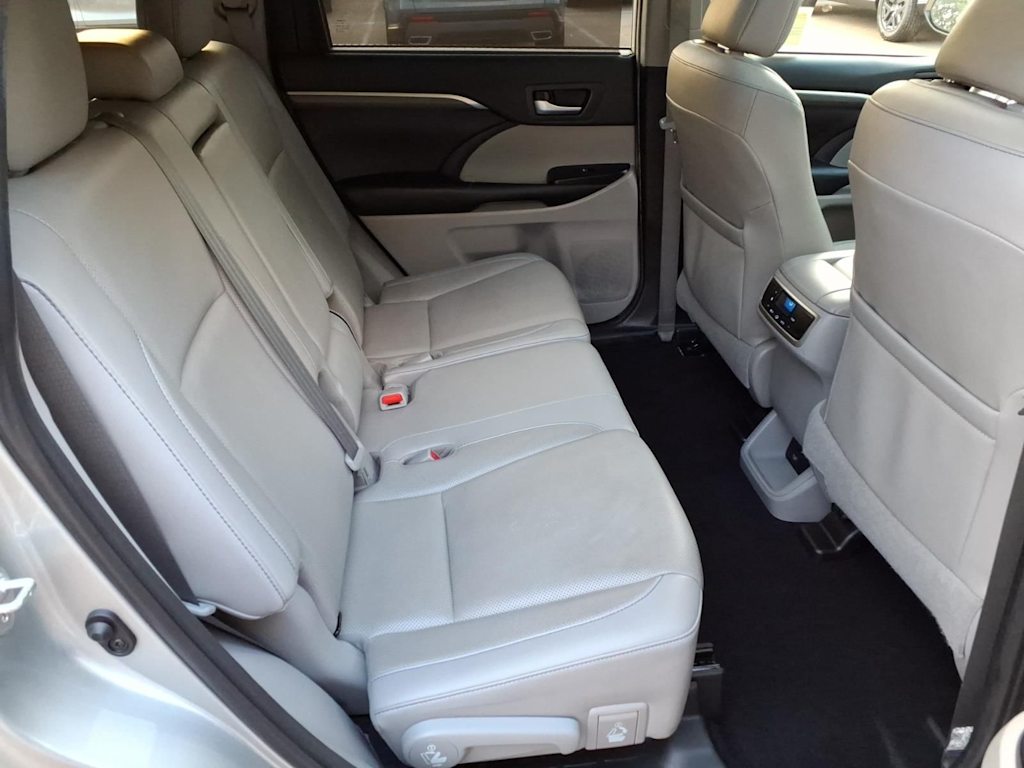 Thumbnail: 2019 Toyota Highlander - 18