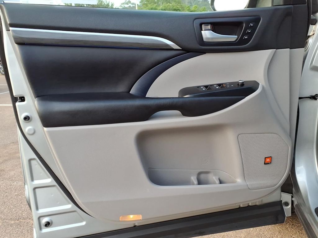Thumbnail: 2019 Toyota Highlander - 19
