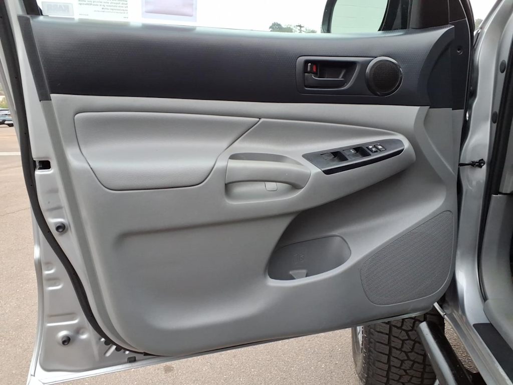 Thumbnail: 2015 Toyota Tacoma - 18