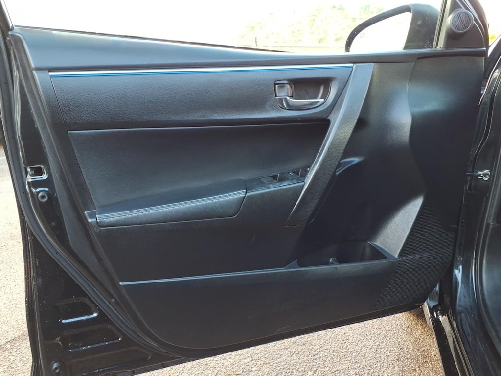 Thumbnail: 2015 Toyota Corolla - 18