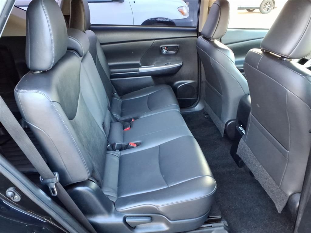 Thumbnail: 2017 Toyota Prius v - 14