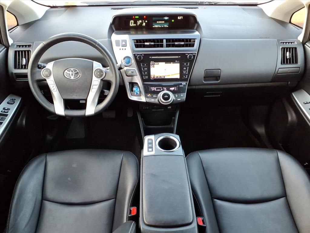 Thumbnail: 2017 Toyota Prius v - 2