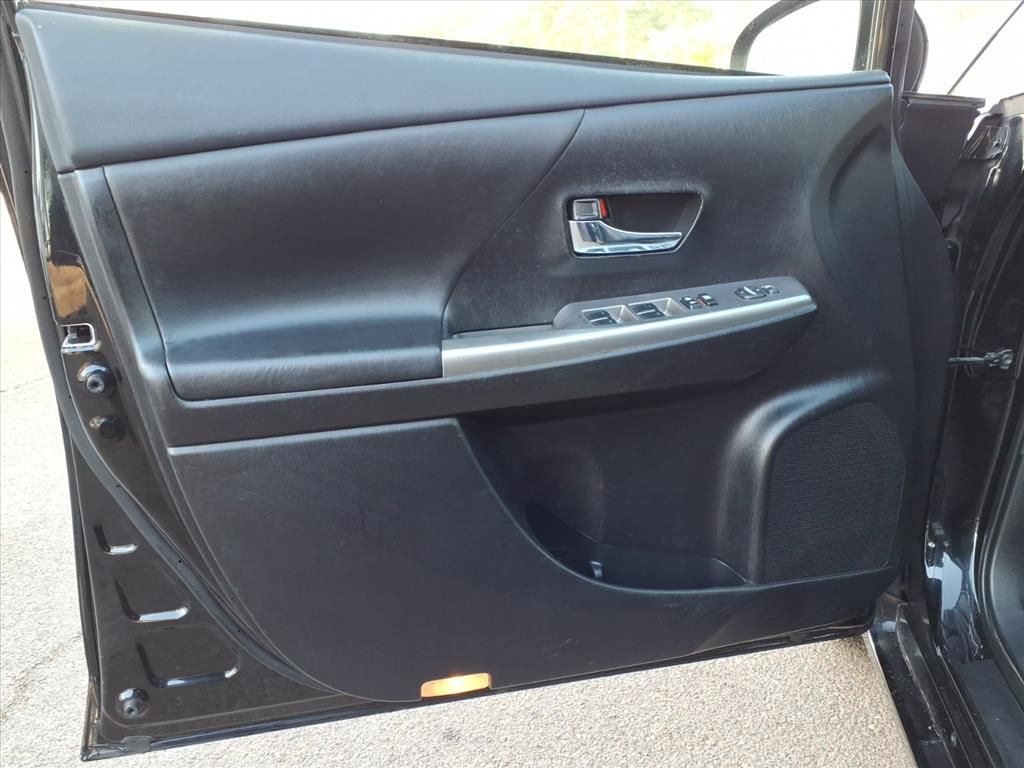 Thumbnail: 2017 Toyota Prius v - 15