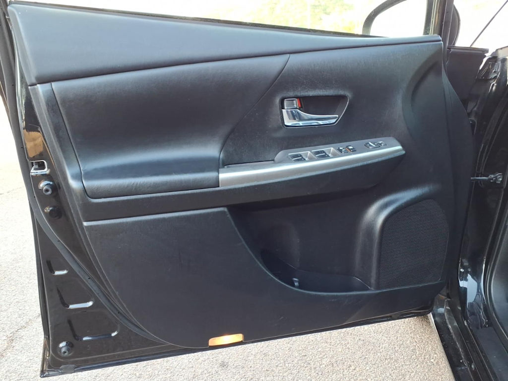 Thumbnail: 2017 Toyota Prius v - 15
