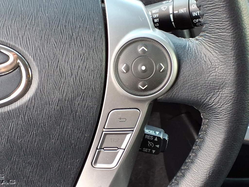 Thumbnail: 2017 Toyota Prius v - 20