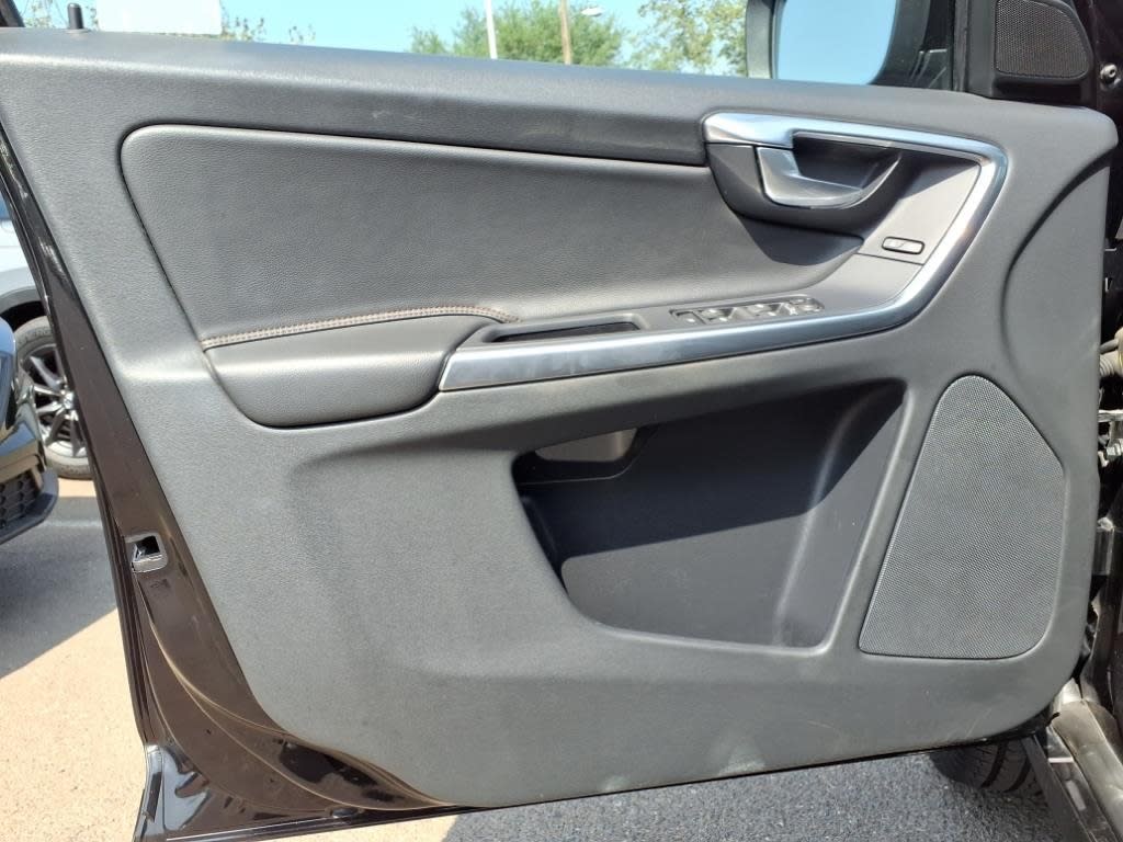 Thumbnail: 2016 Volvo XC60 - 17