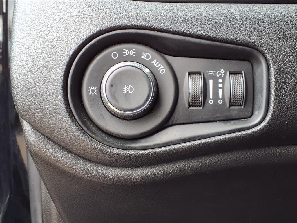 Thumbnail: 2018 Jeep Renegade - 23