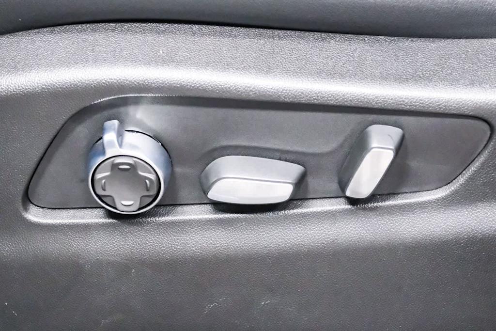 Thumbnail: 2023 Cadillac XT4 - 30