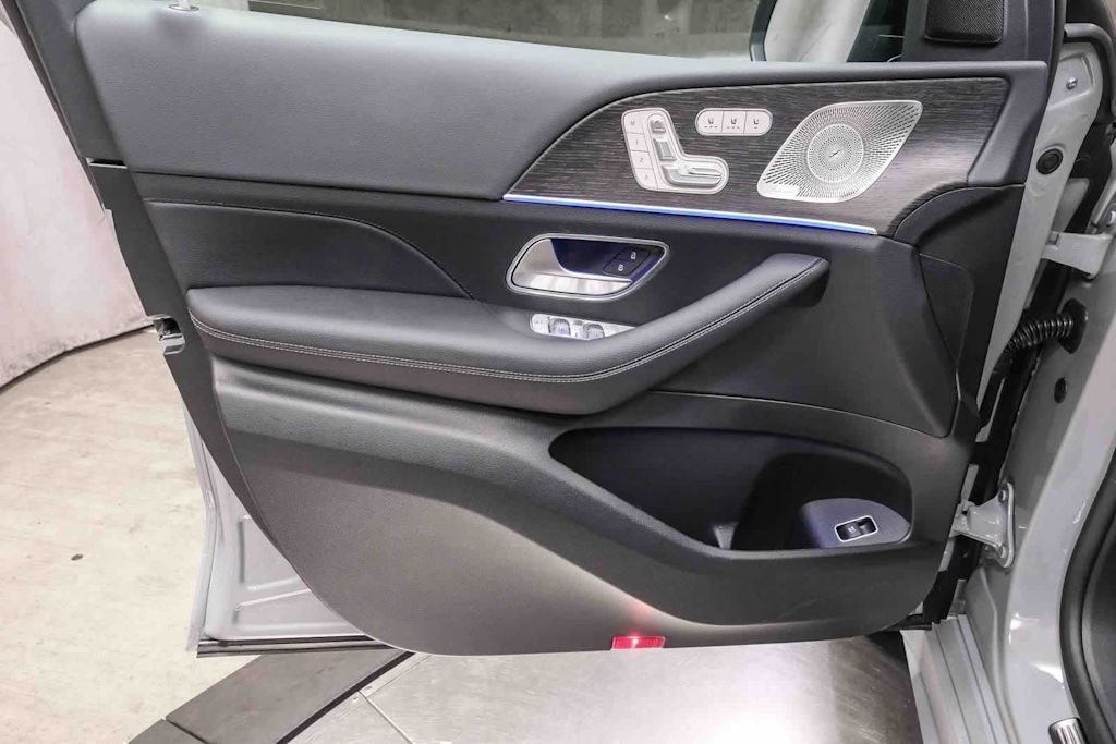 Thumbnail: 2026 Mercedes-Benz GLS - 29